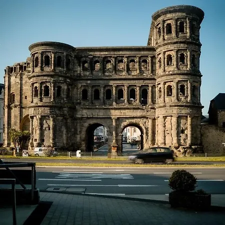 Trier-ferienwohnung Mit 2 Schlafzimmern, 2 Baeder, Moderne Kueche, 2 Badezimmer, Laube- Zentral In *