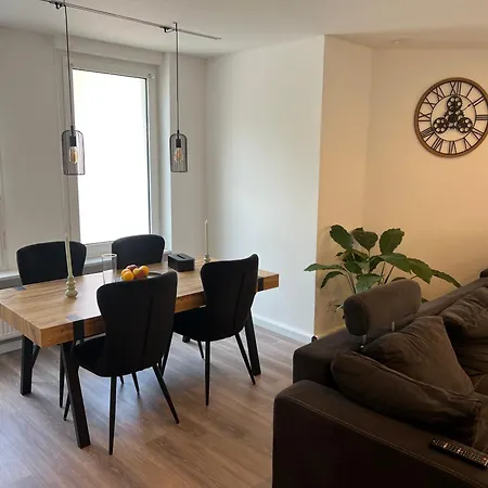 Trier-ferienwohnung Mit 2 Schlafzimmern, 2 Baeder, Moderne Kueche, 2 Badezimmer, Laube- Zentral In דירה טרייר