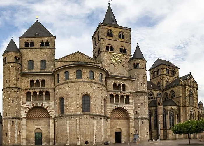 Trier-ferienwohnung Mit 2 Schlafzimmern, 2 Baeder, Moderne Kueche, 2 Badezimmer, Laube- Zentral In *