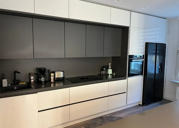 Trier-ferienwohnung Mit 2 Schlafzimmern, 2 Baeder, Moderne Kueche, 2 Badezimmer, Laube- Zentral In *